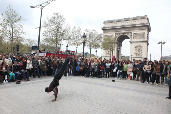 B-boy gör vissa breakdance flyttar framför en gatan skara — Stockfoto