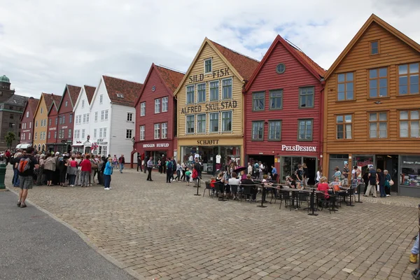 Tourists and locals stroll along the UNESCO World Heritage Site, Bryggen — Stock Photo, Image