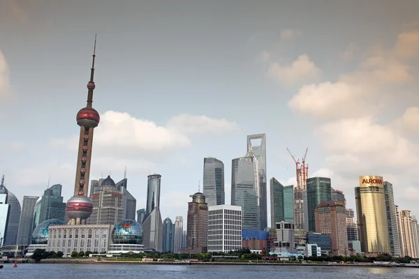 Shanghai Pudong skyline görünümünden bund — Stok fotoğraf