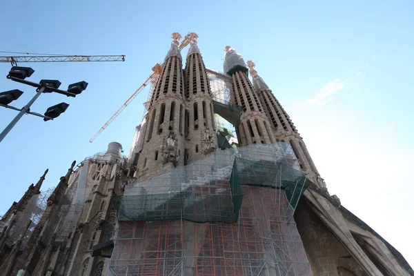 La sagrada familia - de indrukwekkende kathedraal ontworpen door gaudi — Stockfoto