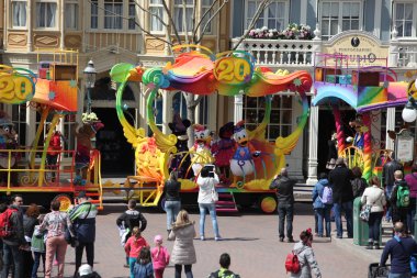 Paris - 29 Nisan: Yerel ve ünlü Disneyland Paris'te turizm