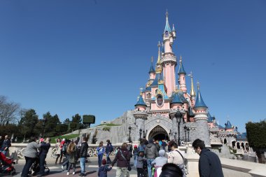 Paris - 29 Nisan: Yerel ve ünlü Disneyland Paris'te turizm