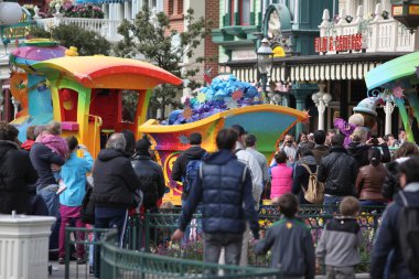 Paris - 29 Nisan: Yerel ve ünlü Disneyland Paris'te turizm