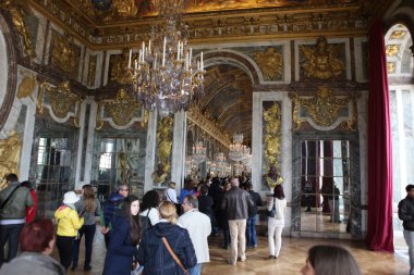 Paris - 28 Nisan. versailles Sarayı için sıra üzerinde ziyaretçi