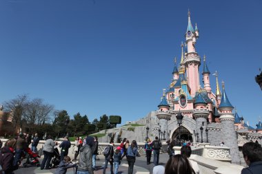 Paris - 29 Nisan: Yerel ve ünlü Disneyland Paris'te turizm