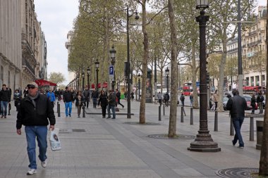 Paris, 27 Nisan: Yerel ve avenue des champs-elysees üzerinde tourisrs