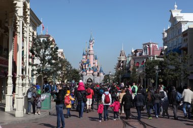 Paris - 29 Nisan: Yerel ve ünlü Disneyland Paris'te turizm