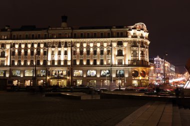 Moskova 5 Ekim: otel ulusal ve tverskaya street gece görünümü,