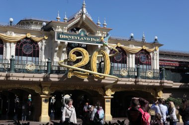 Paris - 29 Nisan: Yerel ve ünlü Disneyland Paris'te turizm