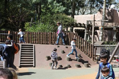 Paris - 29 Nisan: Yerel ve ünlü Disneyland Paris'te turizm