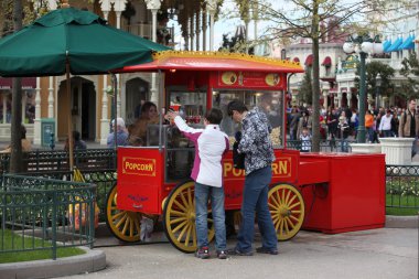 Paris - 29 Nisan: Yerel ve ünlü Disneyland Paris'te turizm