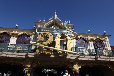 Paris - 29 Nisan: Yerel ve ünlü Disneyland Paris'te turizm