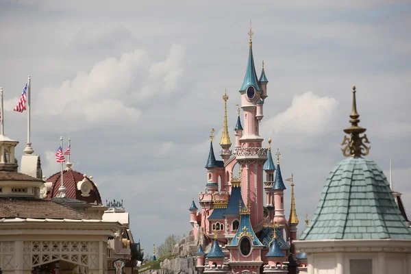 Locale e Turistico nel famoso Parco Disneyland — Foto Stock