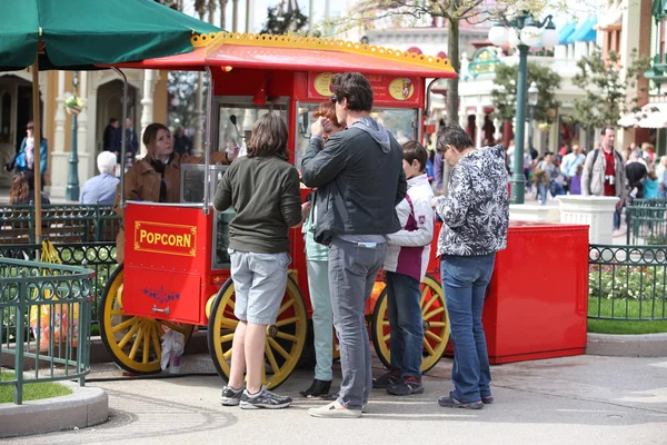 Párizs - április 29: Helyi és turisztikai híres Disneyland Párizs — Stock Fotó