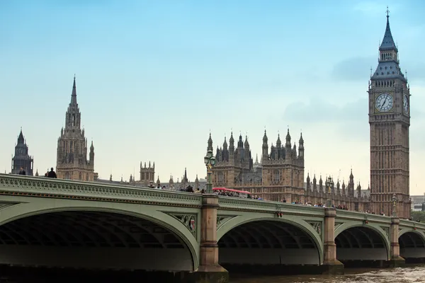 Slavný a krásný pohled na big ben a domy parlamentu s westminster bridge — Stock fotografie