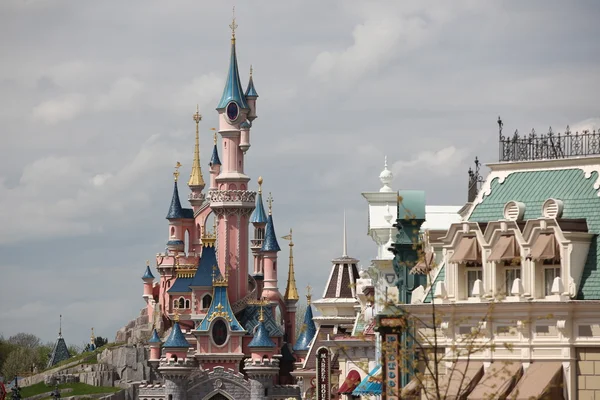 Lokalne i turystyczne w parku disneyland słynnego — Zdjęcie stockowe