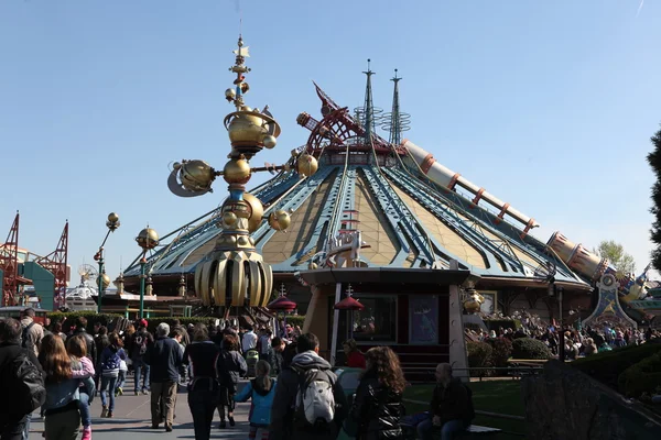 Παρίσι - 29 Απριλίου: Τοπικής και τουριστικής στο διάσημο Disneyland Παρισιού — Φωτογραφία Αρχείου