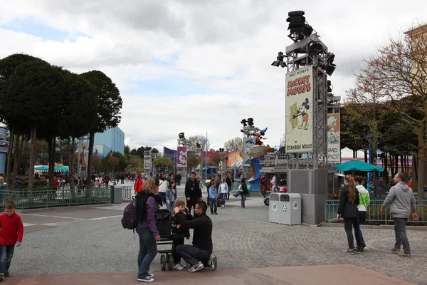PARIS - APRIL 29: Local and Tourist in the famous Disneyland Paris — Stock Photo, Image