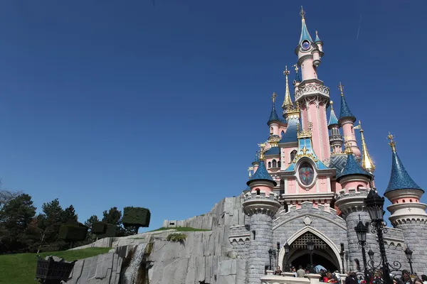 Lokale en toerist in het beroemde disneyland park — Stockfoto