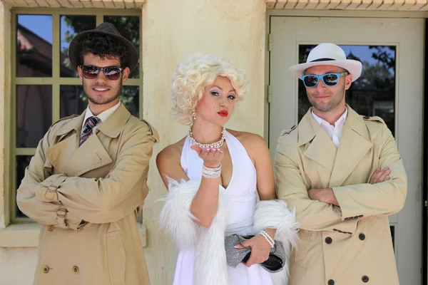 Impersonator Marylin Monroe and boys — Stock Photo, Image