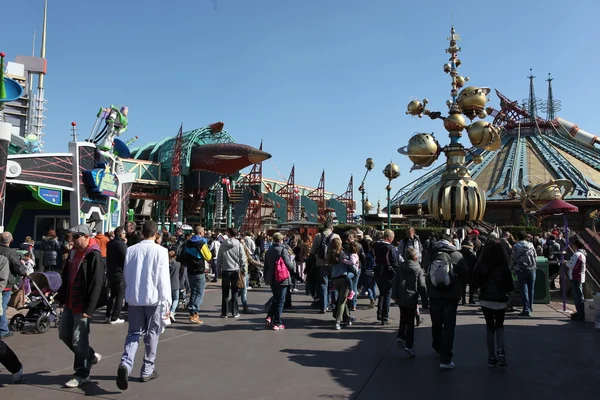 Paris - 29 Nisan: Yerel ve ünlü Disneyland Paris'te turizm — Stok fotoğraf