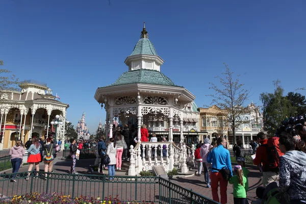 Parijs - 29 April: Lokale en toerist in het beroemde Disneyland Paris — Stockfoto