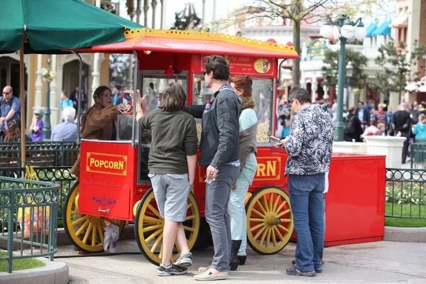 Parijs - 29 April: Lokale en toerist in het beroemde Disneyland Paris — Stockfoto