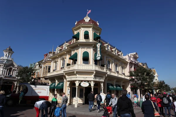 PARIS - APRIL 29: Local and Tourist in the famous Disneyland Paris — Stock Photo, Image