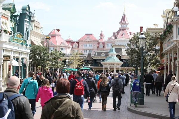 Paris - 29 April: Lokal och turist i det berömda Disneyland Paris — Stockfoto