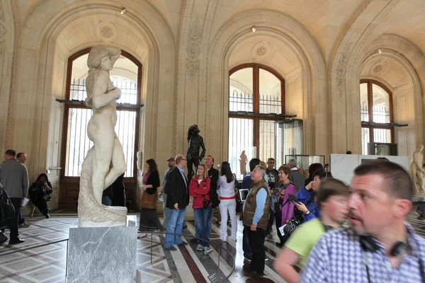 PARÍS - 3 DE MAYO: Visitantes del Museo del Louvre, 3 de mayo de 2013 en Par —  Fotos de Stock