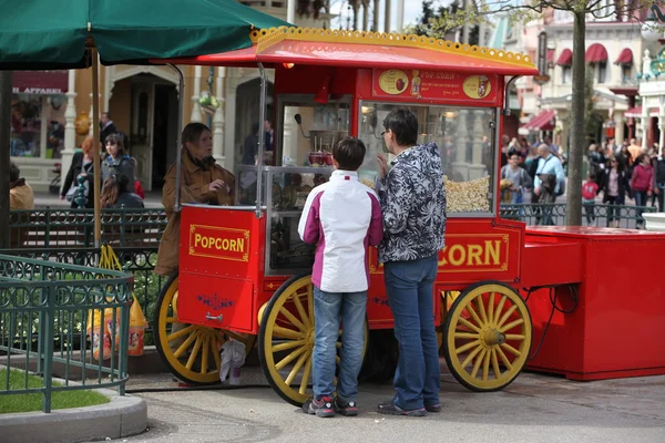 Paryż - 29 kwietnia: Lokalnych i turystycznych w słynnym parku rozrywki Disneyland Paris — Zdjęcie stockowe