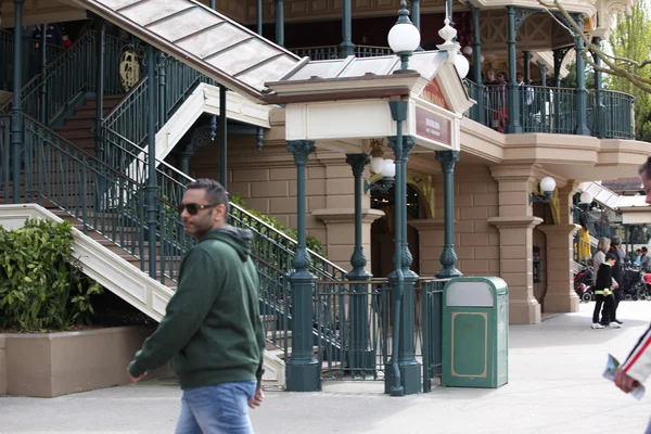 Locale e Turistico nel famoso Parco Disneyland — Foto Stock