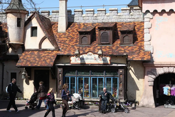 Local et touristique dans le célèbre parc Disneyland — Photo