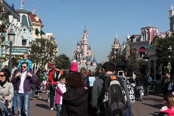 Paryż - 29 kwietnia: Lokalnych i turystycznych w słynnym parku rozrywki Disneyland Paris — Zdjęcie stockowe