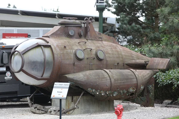 Local et touristique dans le célèbre parc Disneyland — Photo