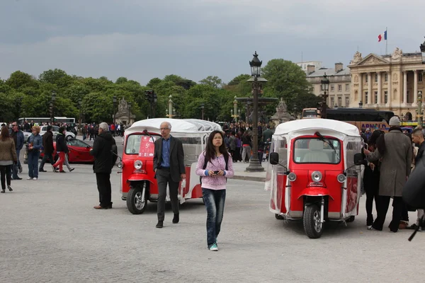 Paris - 27 April: Medborgaren och turist på Place de la Concorde — Stockfoto