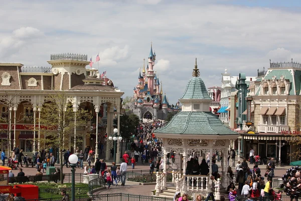 Párizs - április 29: Helyi és turisztikai híres Disneyland Párizs — Stock Fotó