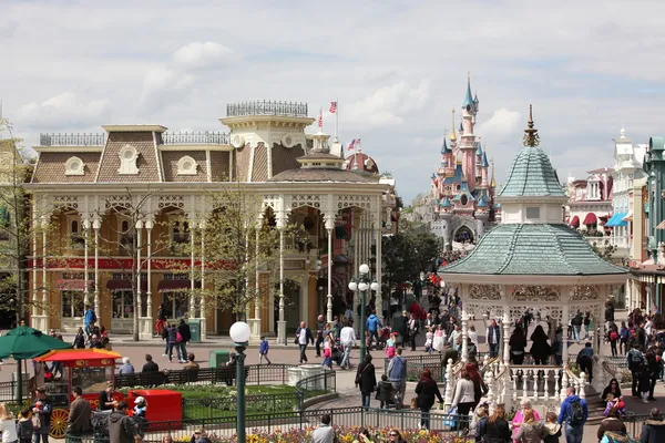 PARIS - APRIL 29: Local and Tourist in the famous Disneyland Par — Stock Photo, Image