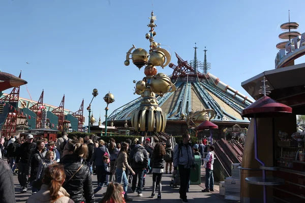 PARIS - APRIL 29: Local and Tourist in the famous Disneyland Paris — Stock Photo, Image