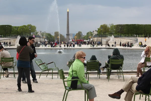 Paris, Frankrijk - 24 april: obelisk van luxor en triomfboog van tuileries tuin — Stockfoto