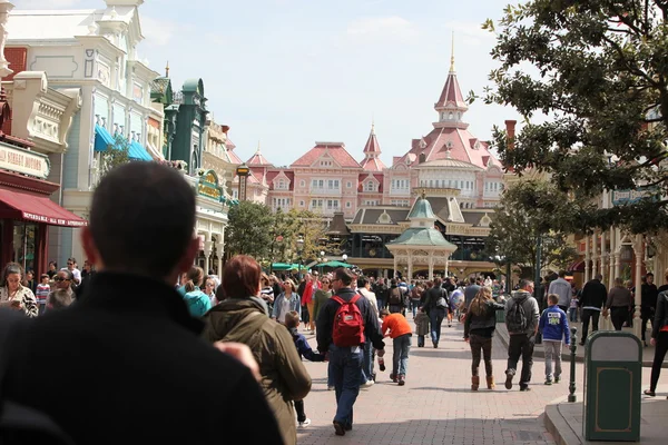 Paříž - 29. dubna: Místní a turista v slavného pařížského Disneylandu — Stock fotografie