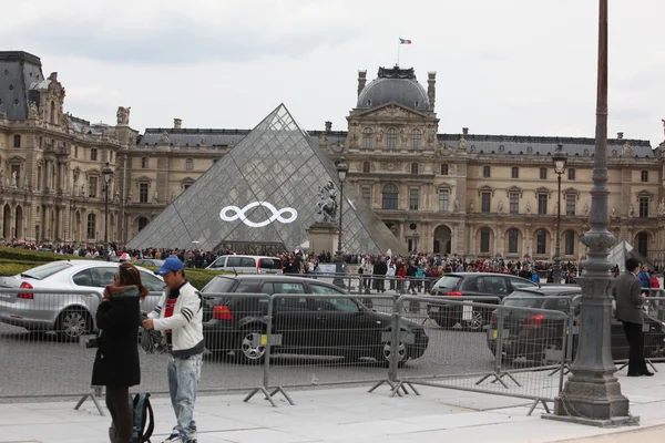 Paris - 27 april: människor går till berömda Louvren 27 april, — ストック写真