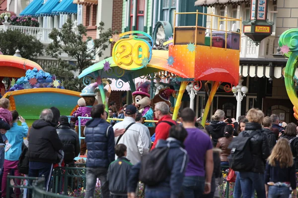 Parijs - 29 April: Lokale en toerist in het beroemde Disneyland Paris — Stockfoto
