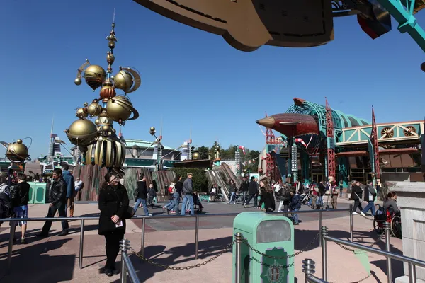 PARIS - 29 DE ABRIL: Local e Turista na famosa Disneyland Paris — Fotografia de Stock