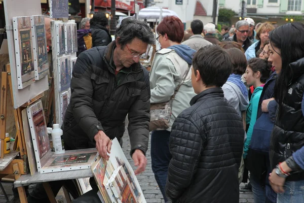 Paříž - cca 1 května 2013: veřejné malíř a kupující na Montmartru — Stock fotografie