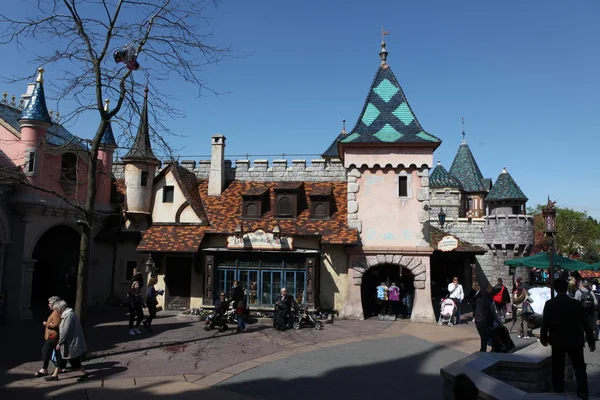 Místní a turistické slavného disneyland Park — Stock fotografie