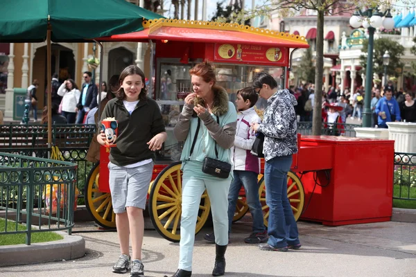 Paryż - 29 kwietnia: Lokalnych i turystycznych w słynnym parku rozrywki Disneyland Paris — Zdjęcie stockowe