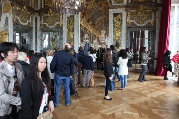 PARÍS 28 DE ABRIL. Visitantes en espera para el palacio de Versalles —  Fotos de Stock