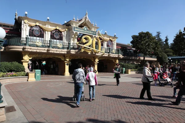 PARIS - 29 DE ABRIL: Local e Turista na famosa Disneyland Paris — Fotografia de Stock