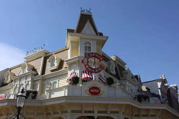 PARÍS - 29 DE ABRIL: Local y Turístico en el famoso Disneyland Paris — Foto de Stock